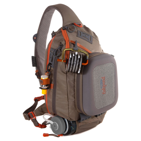 Fishpond Summit Sling 2.0 Gravel in der Gruppe Verwahrung / Angeltaschen / Sling Packs bei Sportfiskeprylar.se (SS-2-0-G)