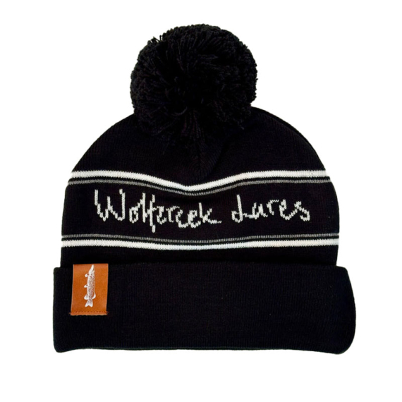 Wolfcreek Classic Logo Pom Pom Beanie - Black/White in der Gruppe Kleidung & Schuhe / Kappen & Kopfbedeckungen / Mützen bei Sportfiskeprylar.se (WCL-05-POMPOM-01-BLK-WHT)